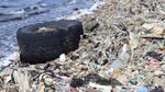 Saking Banyaknya, Sampah di Pesisir Cilincing Tutupi Pantai