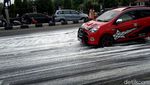 Penampakan Jalan di Yogya yang Mendadak Dipenuhi Busa Seperti Salju