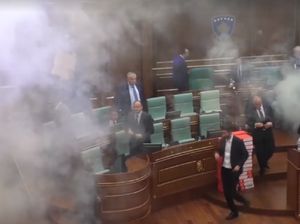 Detik-detik Gas Air Mata Kacaukan Sidang Parlemen