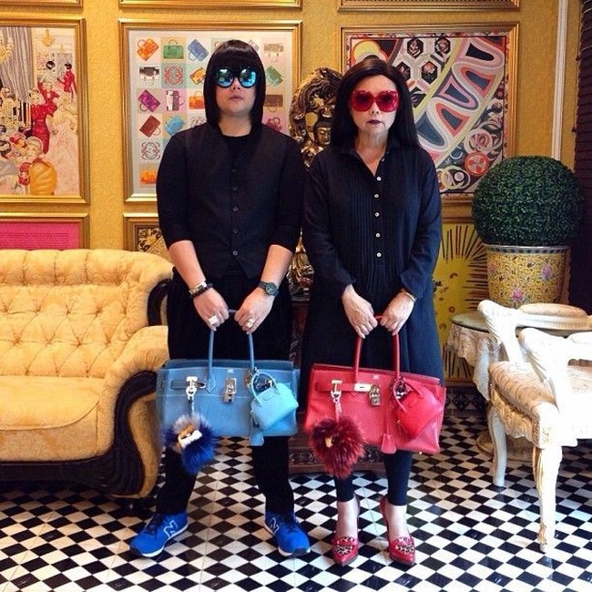 Bagi pecinta tas, melihat penampilan Peepy dan Mother Lee akan membuat iri. Bagaimana tidak, sudah menenteng tas Hermes bernilai ratusan juta rupiah, tas tersebut dihiasi lagi tas berharga mahal. Foto: Instagram/peepy_and_mother_lee