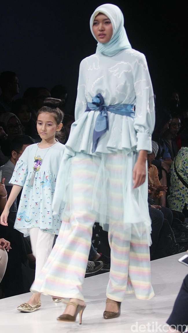 Fashion show karya delapan desainer lokal dengan mengangkat tema My Little Pony di Plaza Indonesia Fashion Week 2018, Jakarta. Rabu [21/3/2018]. [Foto: Mohammad Abduh/Wolipop]