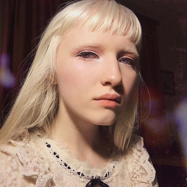 Model albino profesional ini juga dikenal dengan nama Kiker Chan. Foto: Instagram