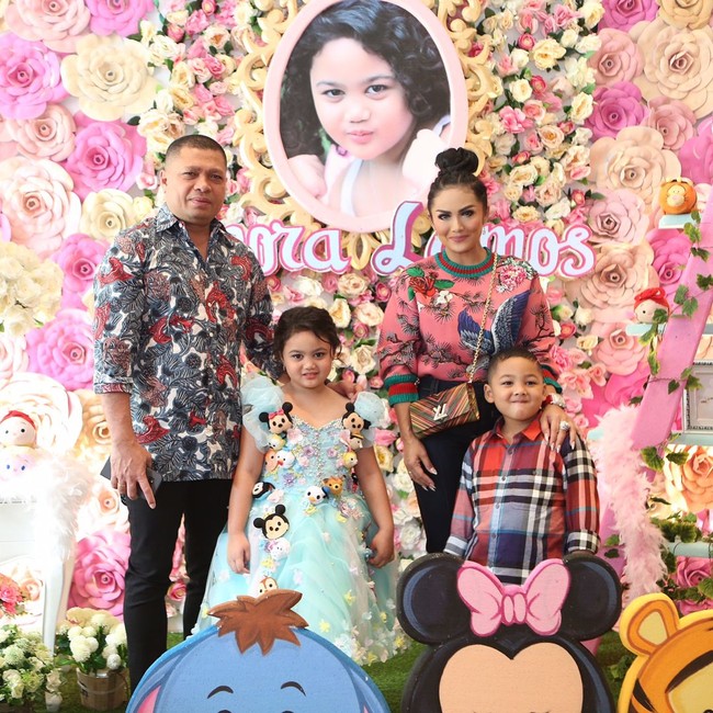 Sedangkan Krisdayanti memakai atasan bunga dari Gucci saat menggelar pesta ulang tahun putrinya Amora Lemos. Dia melengkapi penampilannya dengan sling bag Louis Vuitton. Foto: Instagram