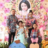 Sedangkan Krisdayanti memakai atasan bunga dari Gucci saat menggelar pesta ulang tahun putrinya Amora Lemos. Dia melengkapi penampilannya dengan sling bag Louis Vuitton. Foto: Instagram