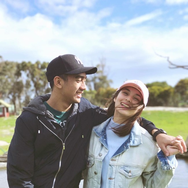 Chelsea Islan dan Daffa Wardhana diketahui mulai mengungkap jalinan asmara mereka ke publik pada Oktober 2017. Saat itu pertamakalinya Chelsea mengunggah foto kemesraannya dengan Daffa. Sederet kata-kata romantis pun dituliskannya. Happy Infinity Day! 🐧❤️ If you are lucky enough to find someone whos as weird as you, never let them go,” tulisnya. So sweet ya…Foto: Instagram chelsea islan dan daffa wardhana