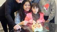 Di ulang tahun anak pertamanya, Amel, keluarga bahagia ini terlihat berfoto dengan kue ulang tahun. Bagaimana nih menurut kamu? Foto: Instagram @andhiikapratama