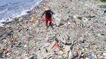 Mencari Harta Karun di Lautan Sampah Pantai Cilincing