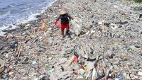 Pemulung mengais barang bekas yang masih bisa dijual di atas tumpukan sampah di pesisir pantai Cilincing, Jakarta Utara.