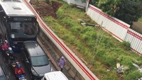 Penyempitan jalan karena banyak proyek di jalur itu.