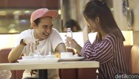 Adipati Dolken dan Vanesha Prescilla tengah membintangi film Teman Tapi Menikah. Mereka terlihat berbagi tawa. Foto: Hanif/detikHOT