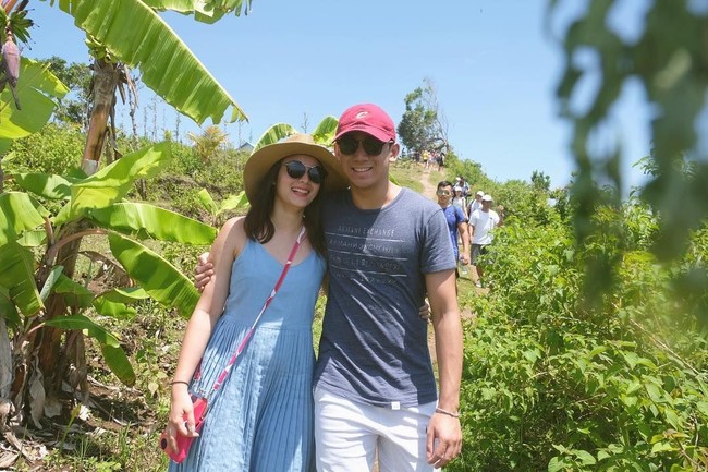 Merayakan pergantian tahun 2018 bersama di Bali, pasangan yang menjalani LDR atau hubungan jarak jauh ini tetap saling mengucap kata romantis di Instagram. I am always here for you. ❤️,” tulis Chelsea Islan. Foto: Instagram chelsea islan dan daffa wardhana