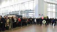 Warga hingga Perdana Menteri Belgia menghadiri peringatan 2 tahun tragedi bom bunuh diri di Bandara dan Stasiun Brussel, Kamis (22/3). Bom bunuh diri Maret 2016 itu disebut-sebut sebagai insiden bom paling mematikan sepanjang sejarah Belgia. (Foto: Dok. REUTERS/Eric Vidal)