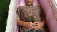 Wah, pengunjung ini seperti menghayati sekali ya soal menghadap Tuhan. Wajahnya terlihat datar dan tegang. Foto: Facebook Kid-Mai Death Cafe