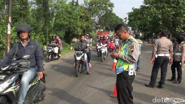 Lokasi kecelakaan di Brebes saat olah TKP, Rabu (21/3). 