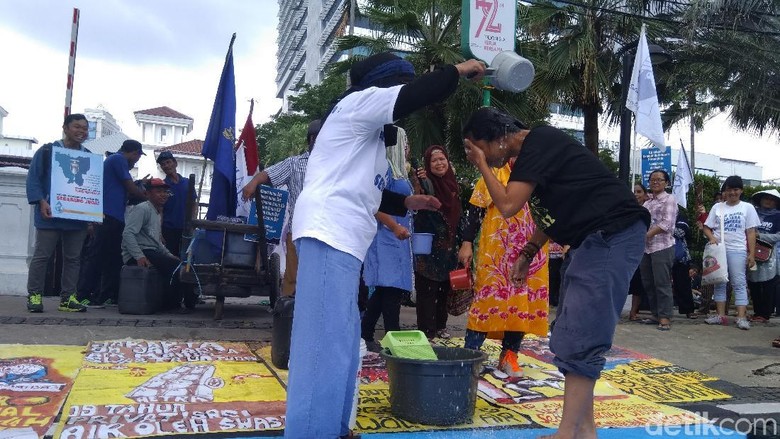 Tolak Swastanisasi Air, Ibu-ibu Mandi di Depan Balai Kota Tolak Swastanisasi Air, Ibu-ibu Mandi di Depan Balai Kota