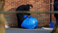Satu kantong plastik biru besar terlihat teronggok di salah satu sudut bangunan tempat Skripal dan putrinya Yulia terpapar racun Novichok.