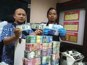 Tumpukan Uang Mainan Mujiono saat Dihitung Polisi, Ada Dolar AS
