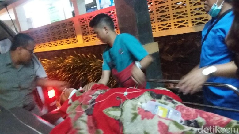 2 Warga Ijen yang Diduga Hirup Gas Belerang Dilarikan ke RS 2 Warga Ijen yang Diduga Hirup Gas Belerang Dilarikan ke RS