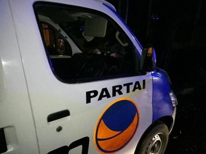Ditemukan Botol Miras di Mobil Partai NasDem yang Tabrak Pohon