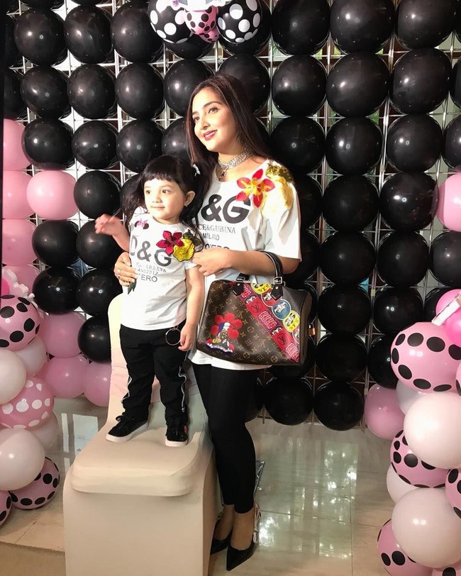 Ashanty juga tampil casual ketika datang ke pesta ulang tahun anak sahabatnya artis Ussy Sulistiawaty, Elea. Bergaya kompak dengan sang putri, Arsy memakai kaus dari brand Dolce & Gabbana, Ashanty juga menenteng tas Louis Vuitton seri Speedy 30 seharga US$ 1.940 atau sekitar Rp 26,6 juta. Foto: Instagram