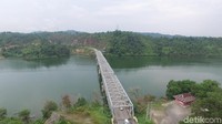 Foto: Dari namanya, Ngarai Sianok, Ngarai mempunyai arti lembah dan Sianok adalah nama suatu desa di tempa tersebut. Jembatan menuju ke lokasi (Okta Marfianto/detikTravel)