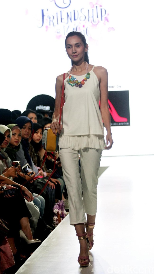 Fashion show karya delapan desainer lokal dengan mengangkat tema My Little Pony di Plaza Indonesia Fashion Week 2018, Jakarta. Rabu [21/3/2018]. [Foto: Mohammad Abduh/Wolipop]