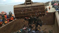 Alat berat nampak memasukkan sampah ke dalam truk untuk kemudian dibawa ke TPST Bantargebang, Bekasi, Jawa Barat. Foto: dok UPK Badan Air DLH DKI Jakarta