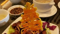 Disajikan dengan cantik dan megah, @lukytapratiwi memilih menu sapi lada hitam dari Lan Hua Chinese Restaurant yang enak dan empuk. Foto: Instagram