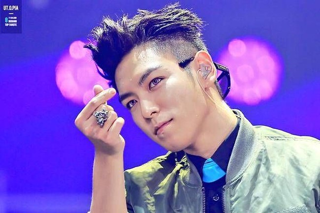 T.O.P., si tampan rapper grup BigBang yang sering bertingkah konyol, ketika bergaya dengan finger heart. Foto: Instagram