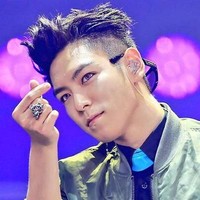 T.O.P., si tampan rapper grup BigBang yang sering bertingkah konyol, ketika bergaya dengan finger heart. Foto: Instagram