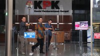 Mantan Menteri Dalam Negeri (Mendagri) Gamawan Fauzi keluar gedung KPK usai menjalani pemeriksaan, Kamis (22/3/2018).