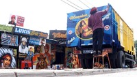 Motivasi menggambar unik di truk adalah agar yang ngantuk bisa melek, tapi kadang yang melek bikin nyeruduk.