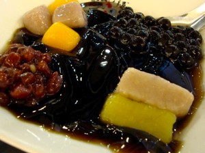 Lembut Kenyal Es Cincau Hijau dan Cincau Hitam yang Kaya Manfaat