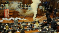 Dikutip dari CNN, Kamis (22/3/2018), anggota parlemen oposisi menyalakan tabung gas air mata di sidang parlemen pada Rabu (21/3). (Foto: Dok. REUTERS/Laura Hasani)