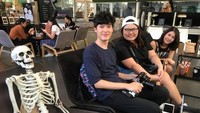 Meski mengusung tema seram, Kid-Mai Death Cafe ramai dikunjungi warga Bangkok terutama anak muda. Ruangannya yang terbuka sedikit mengurangi kesan seram dari kafe ini. Foto: Facebook Kid-Mai Death Cafe