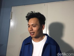 Tak Dapat Mic Saat Manggung, Rendy Pandugo Ungkap Kekecewaan