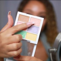 Sebenarnya ini bukan cara menghilangkan noda hitam atau noda jerawat secara permanen. Namun jika noda hitam bekas jerawat masih ada di kulit wajah padahal kamu sedang ingin tampil flawless, cara cepat yang dapat dilakukan adalah menutupi noda tersebut dengan concealer. Pilih concealer yang formulanya sesuai untuk kulit berjerawat. Foto: Screenshot YouTube