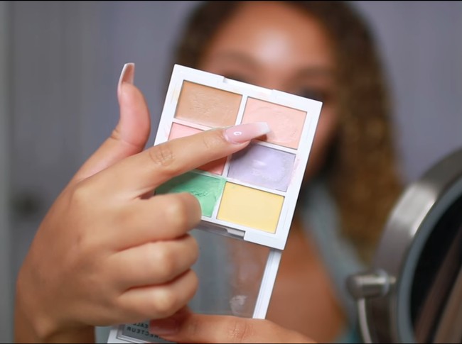 Sebenarnya ini bukan cara menghilangkan noda hitam atau noda jerawat secara permanen. Namun jika noda hitam bekas jerawat masih ada di kulit wajah padahal kamu sedang ingin tampil flawless, cara cepat yang dapat dilakukan adalah menutupi noda tersebut dengan concealer. Pilih concealer yang formulanya sesuai untuk kulit berjerawat. Foto: Screenshot YouTube