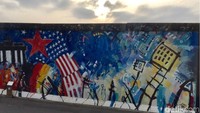 Adalah sekitar 150-an seniman Jerman yang menghiasi Berlin Wall dengan grafiti mereka (Odilia Winneke/detikTravel)