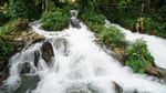 Foto: Air Terjun Langsung Jatuh ke Laut dari Maluku