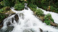 Foto: Meski berada di tepi laut, tapi air terjun ini rasa airnya tawar dan segar seperti dari mata air alami. (Wahyu/detikTravel)