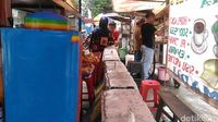 PKL di Depan Wisma BNI 46 Sulap Pembatas Jalan Jadi Meja Makan