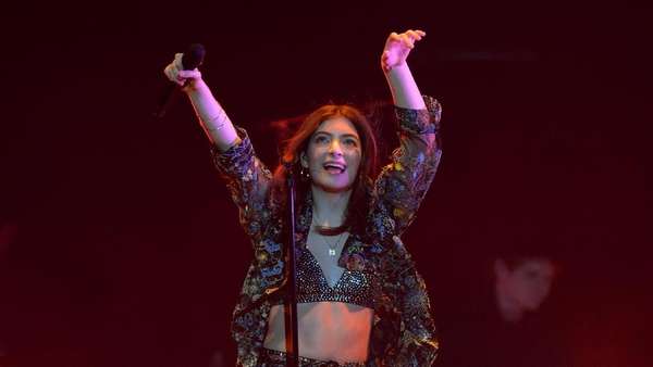 Aksi Panggung Lorde yang Panas Aksi Panggung Lorde yang Panas