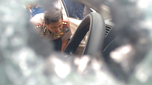 Kapolres Probolinggo memperlihatkan bodi mobil pelaku perampokan truk bermuatan bawang putih yang diberondong peluru polisi. (Foto: M Rofiq)