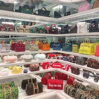 Kylie Jenner meminta bantuan dari desainer interior favorit selebriti Hollywood, Martyn Lawrence Bullard. Diungkap Martyn, lemari tas Kylie didesain dengan dinding kaca yang membuat tas seakan melayang dan juga lampu gantung dari batu kristal. Foto: Dok. Kylie Jenner