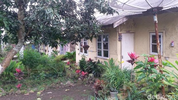 Kampung ini ditinggal penghuninya mengungsi/