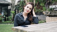 Stefhanie Zamora berpose di sebuah tempat makan berkonsep taman. Foto: dok Instagram