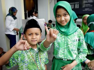 Murid SD Al-Azhar Ikut Simulasi Pemungutan Suara di KPU