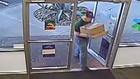 Sebuah CCTV memperlihatkan saat Conditt mengirim dua paket bom melalui layanan antar barang FedEx di Texas. Dia terlihat memakai rambut palsu warna pirang dan sebuah topi untuk menutupi identitasnya. (Foto: Dok. Obtained by ABC News)