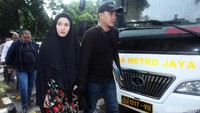 Lyra Virna ditemani Fadlan, sang suami. Foto: Lamhot Aritonang